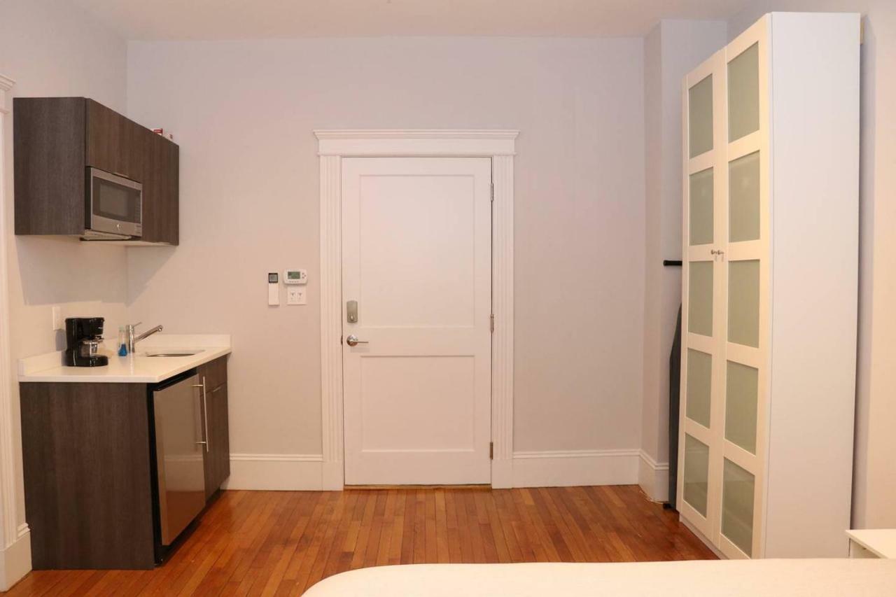 A Stylish Stay W/ A Queen Bed, Heated Floors.. #15 Brookline Exteriér fotografie